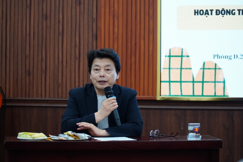 Nhà văn Jeon Seong-tae, tác giả tập truyện “Bình yên nơi này” (tiếng Hàn: 여기는 괜찮아요), người từng nhận Giải Văn học Yi Hyo-seok - giải thưởng dành cho những truyện ngắn trữ tình với văn phong đẹp, giàu tính nhân văn. (Ảnh: Phan Thị Thu Đào)