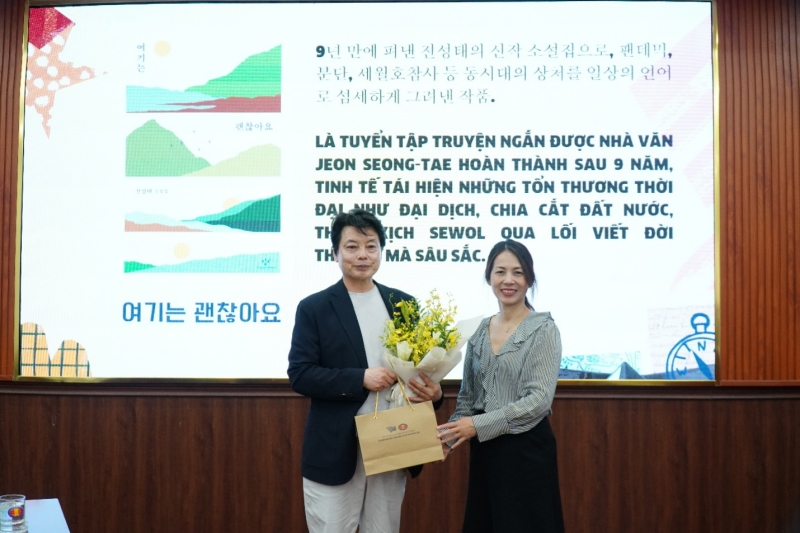TS.Nguyễn Thị Phương Mai - Trưởng khoa Hàn Quốc học, Trường Đại học Khoa học Xã hội và Nhân văn, Đại học Quốc gia Thành phố Hồ Chí Minh (Trường ĐH KHXH&NV, ĐHQG-HCM) đại diện Ban tổ chức trao tặng hoa và quà kỉ niệm tới nhà văn Jeon Seong-tae. (Ảnh: Phan Thị Thu Đào)