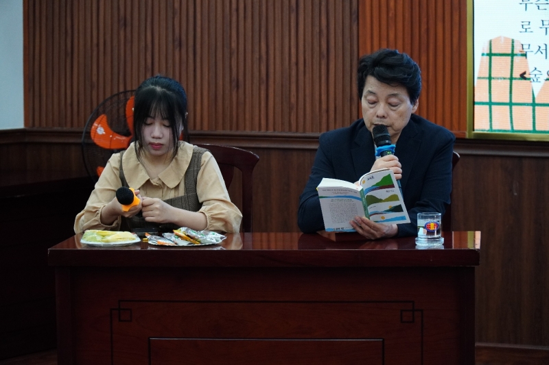 Nhà văn Jeon Seong-tae cùng học viên khóa “Biên dịch Văn học Hàn Quốc 2025” ngâm đọc tác phẩm. (Ảnh: Phan Thị Thu Đào)