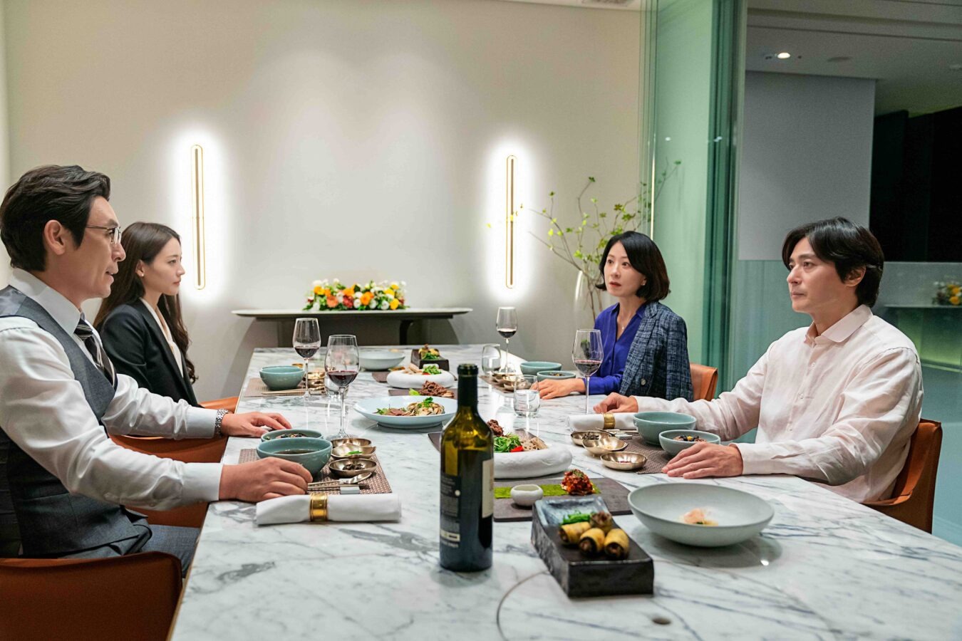 Les acteurs Sul Kyung Gu, Jang Dong Gun, Kim Hee Ae et Claudia Kim dans « A Normal Family ». © Diaspahan Distribution