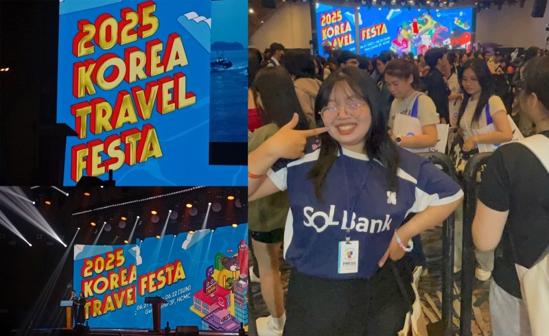 Phóng viên danh dự chụp hình kỷ niệm tại sự kiện Korea Travel Festa 2025. (Ảnh: Vũ Lê Kim Oanh)