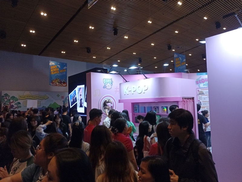 Gian hàng K-pop x Cơ quan Nội dung Sáng tạo Hàn Quốc (KOCCA) chiếm trọn sự chú ý của các bạn trẻ. (Ảnh: Vũ Lê Kim Oanh)