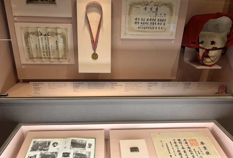 毕业证书与徽章，低语青春与友谊的永恒诗篇。韩宣网名誉记者杨诗薇 摄
