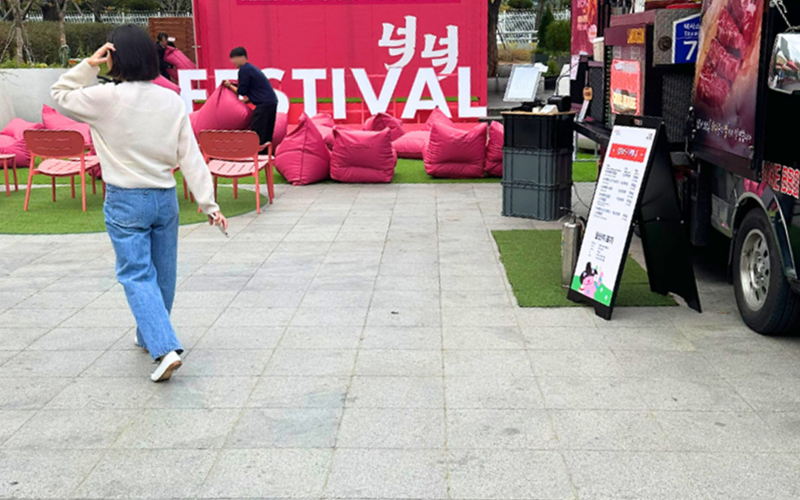  Zwischen Food Trucks und Musik schaffen Sitzbereiche eine entspannte Atmosphäre © Jasmin Mikolay