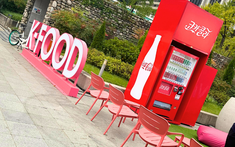 Bunte Festivalästhetik: Die K-Food-Installation und Getränkeautomaten setzen farbliche Akzente auf dem Gelände © Jasmin Mikolay