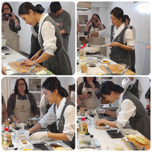 En el sentido de las agujas del reloj desde la esquina superior izquierda: la chef Lee cortando zanahoria en finas tiras; salteando las verduras que se integrarán en el japchae; realizando el emplatado al estilo chef; y emplatando el japchae con arroz. | Celia Algaba