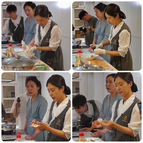 En el sentido de las agujas del reloj desde la esquina superior izquierda: la chef Lee escurriendo el tofu con una malla; preparando el relleno del mandu; humedeciendo el borde de la oblea para cerrarla; y mostrando a los participantes un mandu ya formado. | Celia Algaba