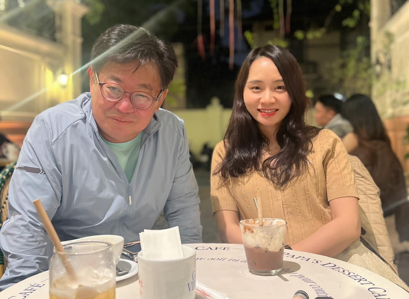 Nhà văn Cho Chang-in (trái) là một trong những tác giả đã để lại dấu ấn đặc biệt trong hành trình đưa văn học Hàn Quốc đến với độc giả Việt Nam của dịch giả Nguyễn Thị Thu Vân. (Ảnh: Nguyễn Thị Thu Vân)