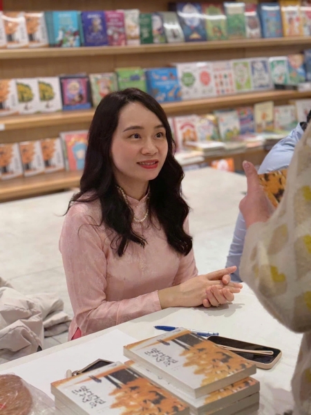 Với chị Nguyễn Thị Thu Vân, hành trình trở thành một dịch giả chuyên nghiệp không chỉ cần sự nhạy cảm và tính kỷ luật, mà còn đòi hỏi một trái tim luôn giữ được sự chân thành với văn chương và người đọc. (Ảnh: Nguyễn Thị Thu Vân)