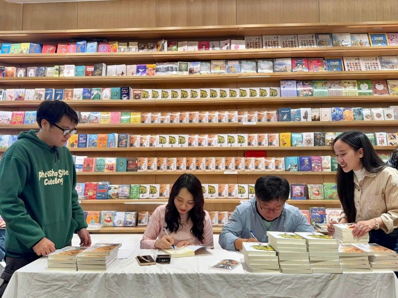 Niềm hạnh phúc lớn nhất với chị Nguyễn Thị Thu Vân là được chứng kiến bản dịch “Bố con cá gai” do chính mình chuyển ngữ nhận được sự đón nhận nồng nhiệt từ các bạn độc giả trẻ. (Ảnh: Nguyễn Thị Thu Vân) 