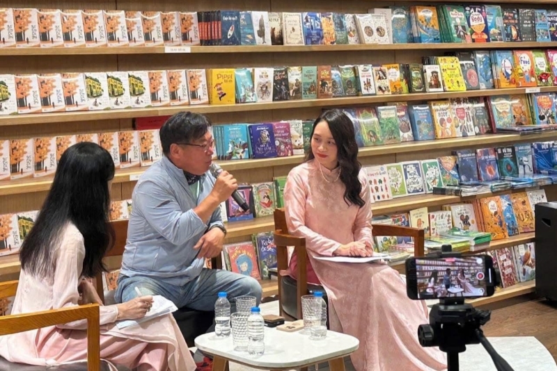 Nhà văn Cho Chang-in và dịch giả Nguyễn Thị Thu Vân đang chia sẻ về hành trình sáng tác và dịch thuật cuốn tiểu thuyết “Bố con cá gai” trong sự kiện giao lưu với độc giả được tổ chức tại Lotte Westlake ngày 9/3/2025. (Ảnh: Nguyễn Thị Thu Vân) 