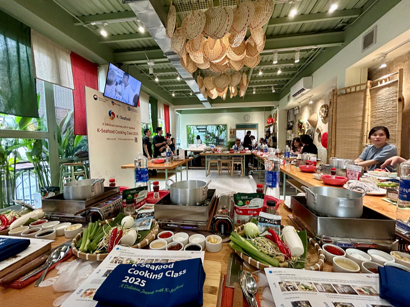 Lớp học “K-Seafood Cooking Class 2025” đã được tổ chức Trung tâm Hỗ trợ Thương mại K-Seafood vào ngày 25/6 vừa qua. (Ảnh: Lưu Hoàng Nhi)