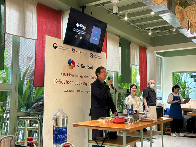 Ông Kim Won Seok - người đại diện của Trung tâm Hỗ trợ Thương mại K-Seafood gửi lời chúc đến toàn thể học viên. (Ảnh: Lưu Hoàng Nhi) 