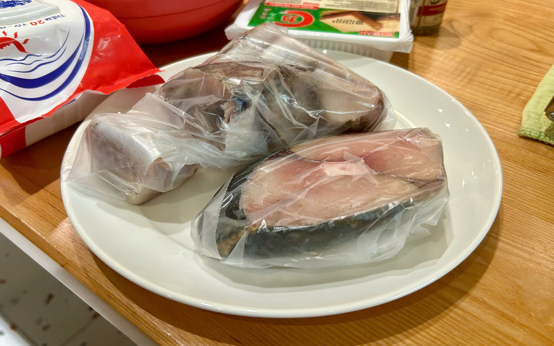 Cá minh thái (bên trái) và cá thu Hàn Quốc (bên phải) - hai nguyên liệu của buổi học “K-Seafood Cooking Class 2025” diễn ra vào ngày 25/6. (Ảnh: Lưu Hoàng Nhi) 
