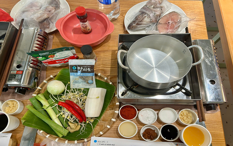Ban tổ chức đã chuẩn bị đầy đủ các nguyên liệu và dụng cụ nấu ăn cần thiết cho từng học viên. (Ảnh: Lưu Hoàng Nhi)
