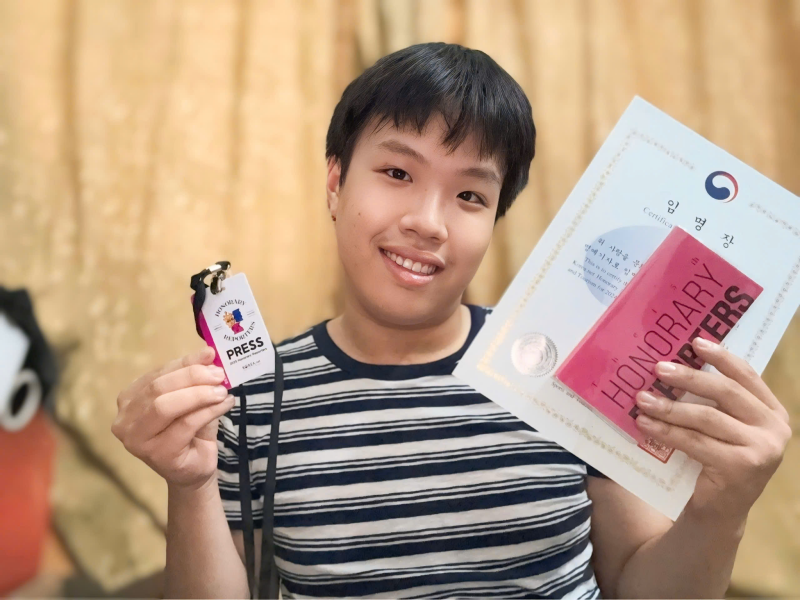 Phóng viên danh dự Hoàng Xuân Tùng đến từ Việt Nam háo hức khi cầm bộ dụng cụ hành nghề phóng viên danh dự Korea.net 2025. (Ảnh: Hoàng Xuân Tùng) 
