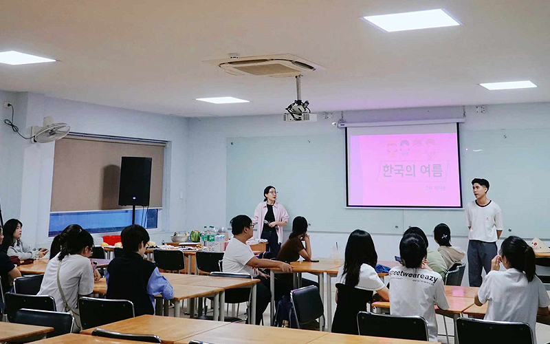 Dù tổ chức vào buổi tối, nhưng lớp học vẫn diễn ra thuận lợi với sự hứng khởi và chăm chú lắng nghe từ các bạn học viên. (Ảnh: Học viện King Sejong Biên Hòa)