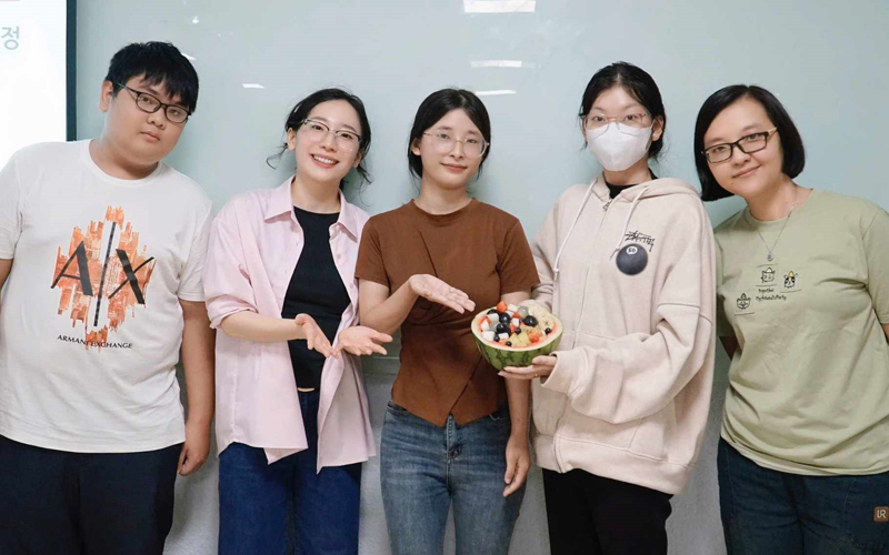 Ngọc Hân (áo nâu), Tú Huyền (khẩu trang, áo khoác) đã bày tỏ những suy nghĩ tích cực với phóng viên danh dự Vũ Đỗ Hải Hà sau khi tham dự lớp học làm Hwachae. Cả 2 chia sẻ rằng sự kiện không những là cơ hội trau dồi kiến thức cho bản thân, mà còn giúp cả 2 mở mang hiểu biết và có cái nhìn đa chiều hơn về văn hóa ngày hè đầy lôi cuốn đến từ xứ sở Kim Chi. (Ảnh: Học viên King Sejong Biên Hòa)