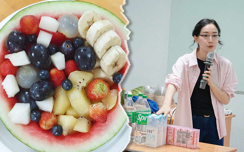 Tại sự kiện, cô Lim Da Jung cho biết, phiên bản hiện đại của Hwachae sẽ bao gồm các thành phần chính là dưa hấu, trái cây cắt nhỏ, hòa chung với chất lỏng tạo ngọt. Đặc biệt ngày nay, giới trẻ xứ Hàn còn thêm cả sữa tươi / sữa dâu, soda hoặc rượu vào Hwachae khiến món ăn càng thêm độc đáo và lôi cuốn hơn. (Ảnh: Học viện King Sejong Biên Hòa, Vũ Đỗ Hải Hà)