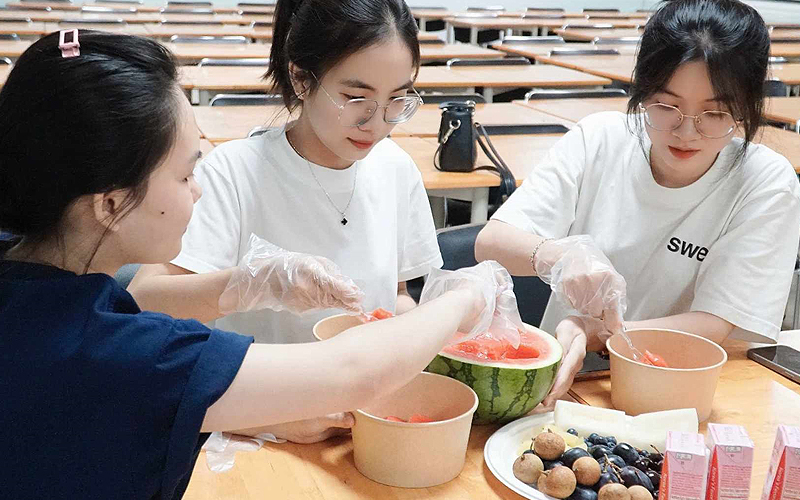 Lớp học làm Hwachae vừa đem lại những điều hữu ích, vừa là dịp khiến mọi người tự cảm nhận, “lưu dấu” cho riêng mình một chuyến du lịch hè xứ Hàn “tại chỗ” thông qua việc thưởng thức món Hwachae mát lạnh. (Ảnh: Học viên King Sejong Biên Hòa)