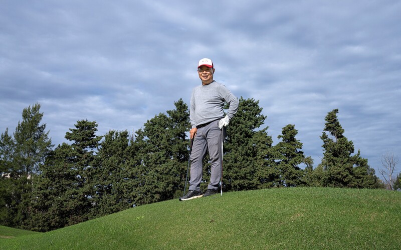Retrato de un inmigrante coreano en un día de golf. Año 2025. | Jorge Mónaco.