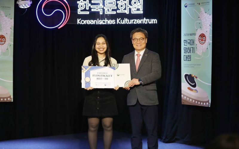 Mit Urkunde und Flugticket: Helen gewinnt den ersten Platz beim Koreanisch-Wettbewerb in Berlin © Koreanisches Kulturzentrum Berlin
