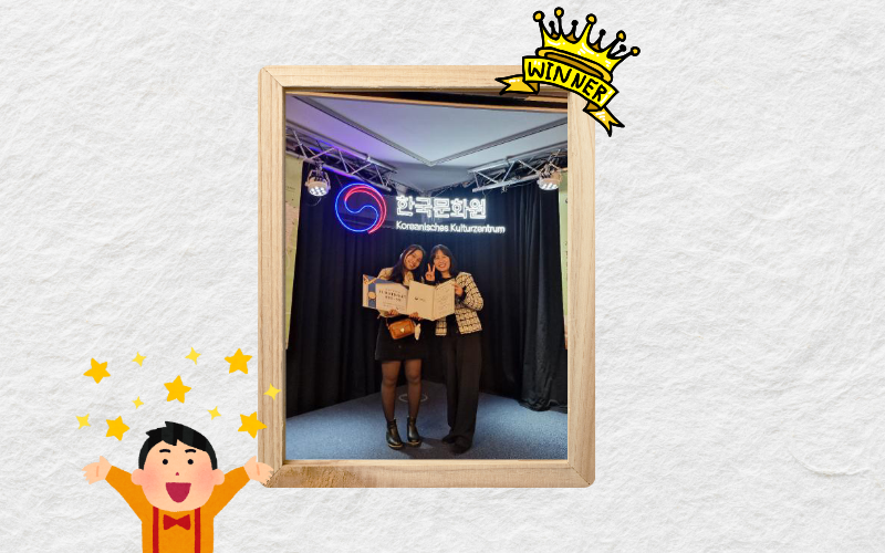 Feierlicher Moment: Helen mit ihrer Lehrerin Seon-Yeon Park nach der Preisverleihung © Yulindra Helen Paimela 