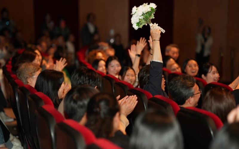 Réaction positive du public avec applaudissements et enthousiasme. © Noble Wife