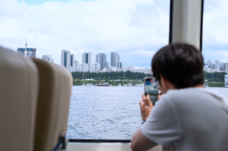 市民在汉江巴士内拍摄沿岸的风景。韩宣网名誉记者徐傲 摄