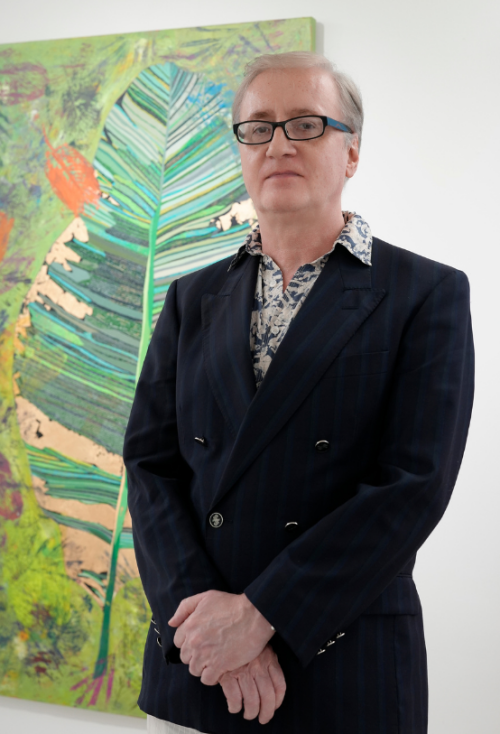 El profesor Iain Robertson posa frente a una obra del artista Feliz Park durante el evento 'Le Salon de Feliz' en la galería K-Liz, Seúl.