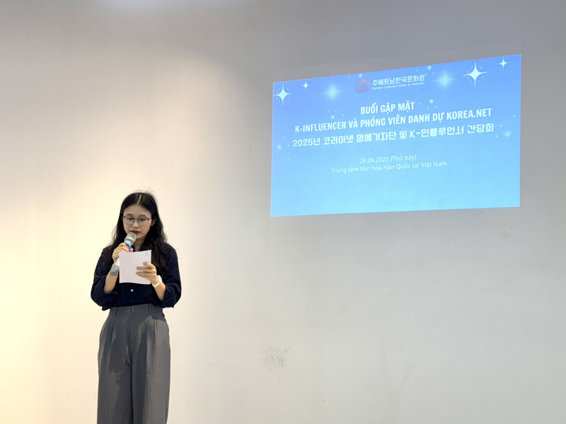 Bạn Dương Thị Hồng Vân - Chuyên viên Trung tâm Văn hóa Hàn Quốc (KCC) tại Việt Nam là người dẫn dắt chính buổi gặp mặt dành cho các phóng viên danh dự Korea.net và K-influencer ngày hôm ấy. (Ảnh: Hoàng Xuân Tùng)