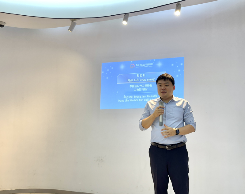 Ông Choi Seung Jin - Giám đốc Trung tâm Văn hóa Hàn Quốc (KCC) tại Việt Nam bày tỏ lời tri ân đến các phóng viên danh dự và các K-influencer. (Ảnh: Hoàng Xuân Tùng)