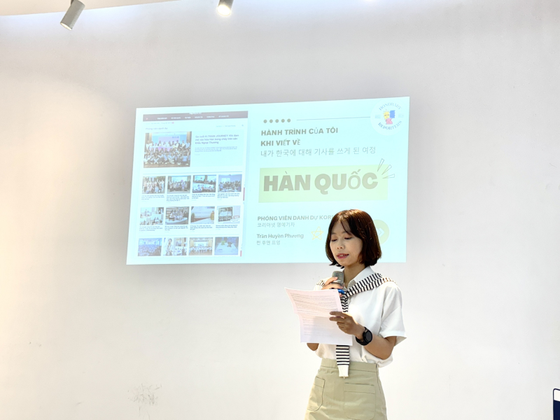Mở đầu phần chia sẻ, phóng viên danh dự Trần Huyền Phương đã mang đến một câu chuyện đầy cảm xúc về hành trình sáng tạo nội dung xoay quanh văn hóa Hàn Quốc, khiến nhiều người tham dự không khỏi xúc động. (Ảnh: Hoàng Xuân Tùng)