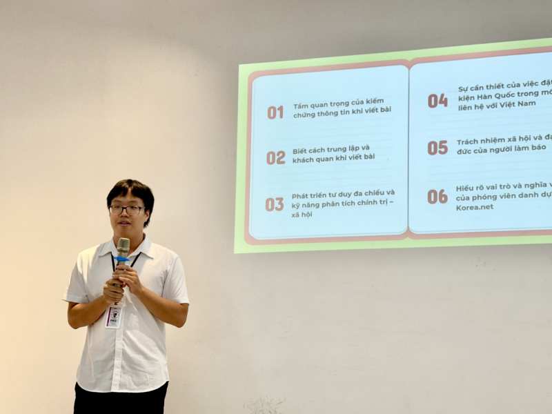 Tiếp theo, phóng viên danh dự Hoàng Xuân Tùng đã chia sẻ những thông tin hữu ích liên quan đến kỹ năng viết bài chuyên sâu dựa trên trải nghiệm cá nhân. (Ảnh: Hoàng Xuân Tùng) 