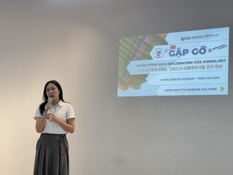 Và khép lại phần chia sẻ, phóng viên danh dự kiêm K-influencer Trần Hải Anh đã kể lại hành trình sáng tạo nội dung rực rỡ xoay quanh văn hóa Hàn Quốc, với hai vai trò song hành đầy cảm hứng. (Ảnh: Hoàng Xuân Tùng)