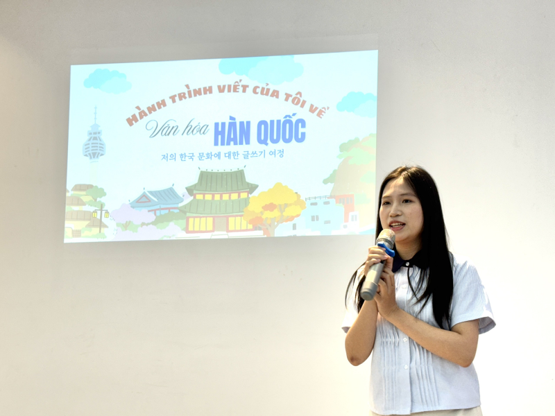 Đặc biệt, phóng viên danh dự Nguyễn Phương Anh đã chia sẻ một số bí quyết thiết thực giúp bài viết dễ dàng được xét duyệt và đăng tải trên trang thông tin điện tử Korea.net, nhận được sự quan tâm từ nhiều bạn tham dự. (Ảnh: Hoàng Xuân Tùng)