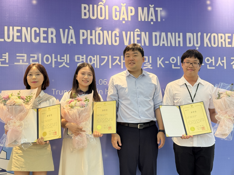 Ba phóng viên danh dự Korea.net có thành tích hoạt động nổi bật trong nửa đầu năm 2025 đã được Giám đốc Trung tâm Văn hóa Hàn Quốc (KCC) tại Việt Nam ông Choi Seung Jin trực tiếp trao tặng bó hoa tươi thắm cùng giấy khen, như một lời ghi nhận và tri ân sâu sắc. (Ảnh: Hoàng Xuân Tùng)