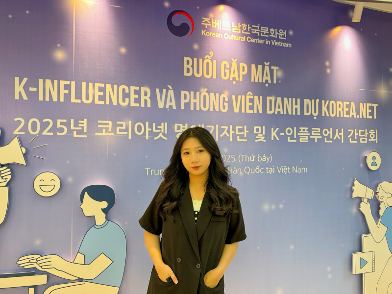 Bạn Lâm Thu Trang đã không giấu được sự thích thú khi lần đầu được tham gia buổi gặp mặt giữa các phóng viên danh dự Korea.net và K-influencer tại Trung tâm Văn hóa Hàn Quốc (KCC) tại Việt Nam. (Ảnh: Hoàng Xuân Tùng)