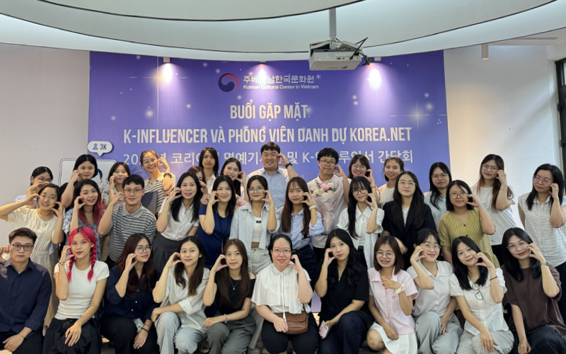 Các bạn phóng viên danh dự Korea.net và K-influencer cùng nhau chụp bức hình lưu niệm tại buổi gặp mặt trong không khí rộn ràng và hào hứng. (Ảnh: Hoàng Xuân Tùng)