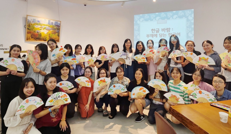 Lớp học trang trí quạt Buchae được nhiều bạn học viên của Học viện King Sejong - Trung tâm Văn hóa Hàn Quốc (KCC) tại Việt Nam tham gia vào ngày 14 tháng 6. (Ảnh: Trang Facebook chính thức của Học viện King Sejong - Trung tâm Văn hóa Hàn Quốc tại Việt Nam) 