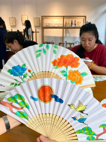 Đến cuối buổi trải nghiệm mình cũng nhanh chóng hoàn thiện sản phẩm của mình và chụp ảnh kỷ niệm cùng các bạn. (Ảnh: Tô Trà My)