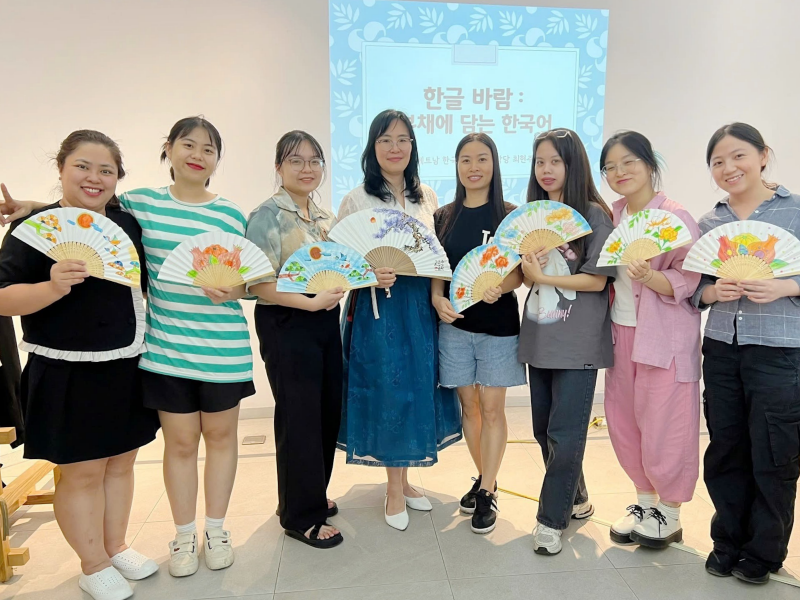 Các bạn học viên chụp ảnh cùng cô giáo và các tác phẩm sáng tạo của bản thân mình. (Ảnh: Trang Facebook chính thức của Học viện King Sejong - Trung tâm Văn hóa Hàn Quốc tại Việt Nam)
