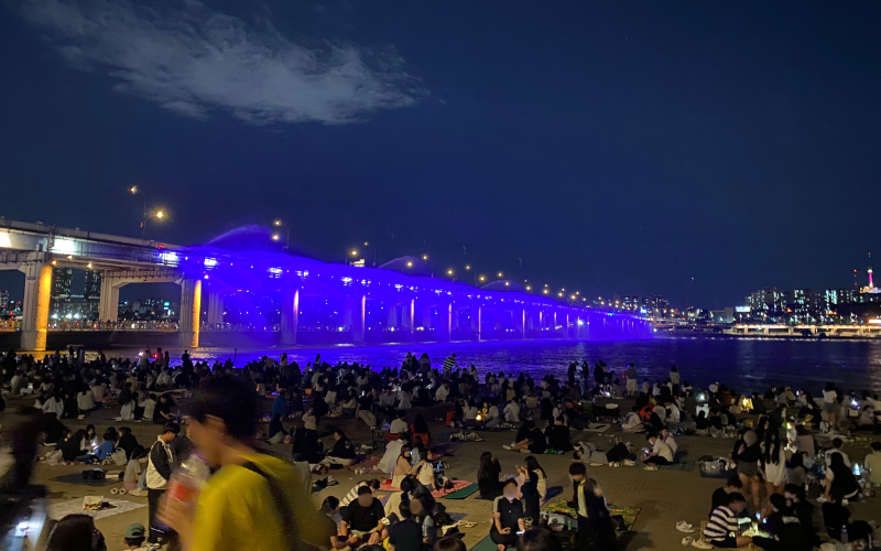 Wechselnde Beleuchtung bei der Moonlight Rainbow Fountain Show an der Banpo-Brücke