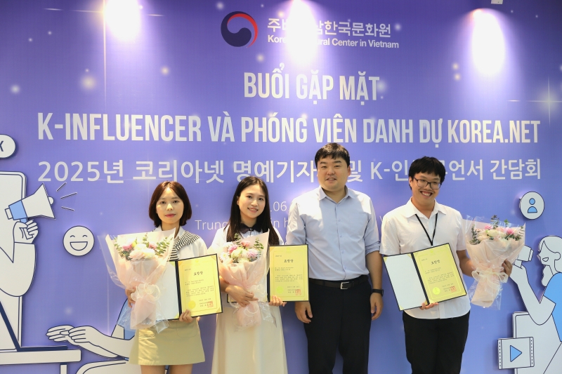 Ba phóng viên danh dự Trần Huyền Phương, Nguyễn Phương Anh và Hoàng Xuân Tùng trong khoảnh khắc đáng nhớ nhận bằng khen từ Giám đốc Trung tâm Văn hóa Hàn Quốc (KCC) tại Việt Nam - ông Choi Seung Jin. (Ảnh: Trung tâm Văn hóa Hàn Quốc tại Việt Nam)