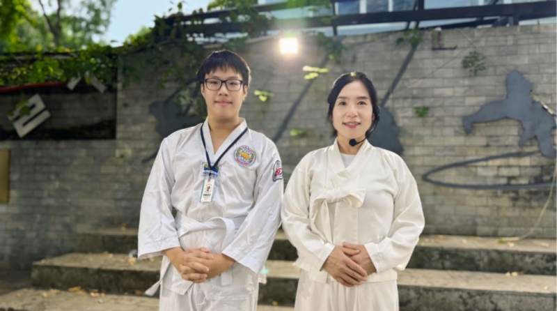 Trở thành phóng viên danh dự đã đem lại mối nhân duyên tuyệt vời cho Xuân Tùng gặp gỡ những người truyền cảm hứng đặc biệt cho cuộc đời cậu, cô Lee Hyun Ki cũng là một trong số đó. (Ảnh: Hoàng Xuân Tùng)