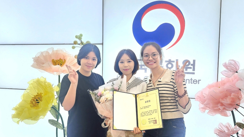 Hành trình viết báo cũng đem đến cho Huyền Phương có cơ hội được gặp gỡ những người bạn mới có cùng đam mê và cùng tiếp thêm động lực cho nhau trong quá trình làm việc. (Ảnh: Nguyễn Phương Anh)