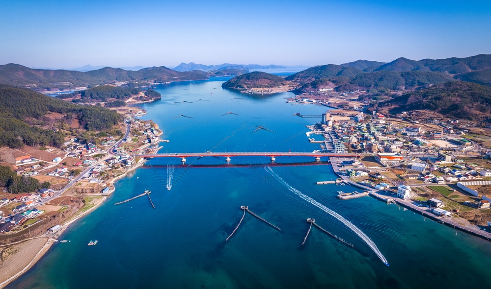 The traditional fishery method jukbangryeom used in the Jijok Strait of Namhae-gun County, Gyeongsangnam-do Province, has been designated a Globally Important Agricultural Heritage System by the Food and Agriculture Organization of the United Nations. (Ministry of Oceans and Fisheries)