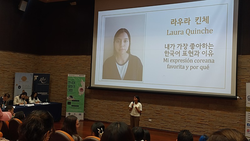 Estudiante de coreano de sexto nivel del Instituto King Sejong Quito, Laura Quinche durante su presentación. | Angie Erazo