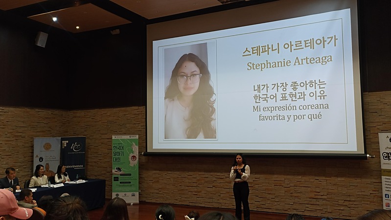 Estudiante de coreano de sexto nivel del Instituto King Sejong Quito, Stephanie Arteaga durante su presentación. | Angie Erazo