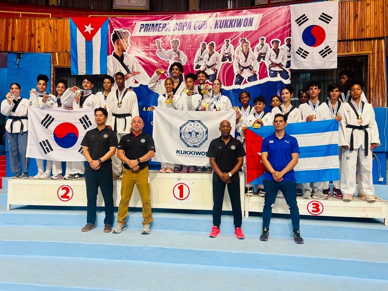 Atletas de distintas provincias de Cuba posan durante las premiaciones de la I Copa Kukkiwon.
